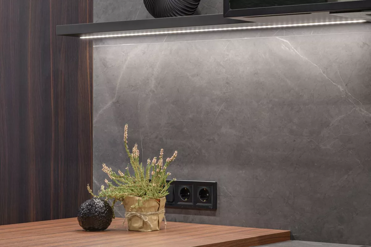 Beispiel: Detailaufnahme einer Arbeitsplatte mit Materialkante – Holzfront und steinoptische Rückwand